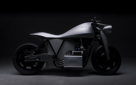 Esta moto eléctrica tiene doble tracción, frenada regenerativa y hasta 400 km de autonomía