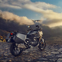 Honda se lanza a las trail asfálticas grandes con una nueva moto con motor CBR, y debería ser más rollo Suzuki GX y menos Honda