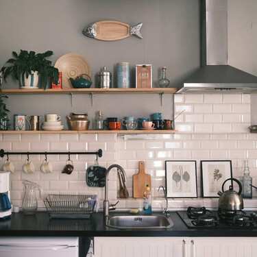 Ni reformas, ni albañiles: la solución low cost de Leroy Merlin para renovar las paredes de la cocina desde 6 euros 