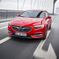Opel se renueva a fondo: Cambia logo, eslogan y hasta a su consejero delegado