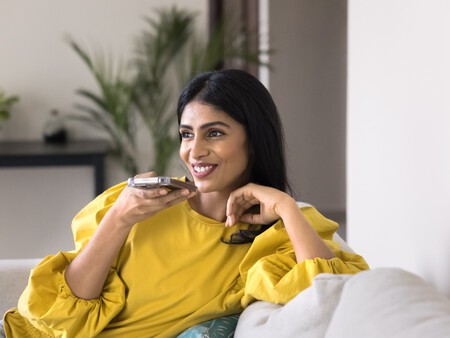 mulher conversando com inteligência artificial.