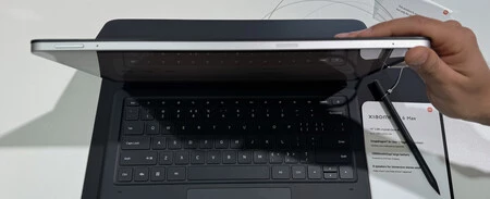 Xiaomi Pad 6 Proの側面もiPadの工業デザインを踏襲しています。