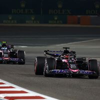 La tractorada de Alpine en Baréin. El equipo de Renault se ha convertido en el más lento de la F1, y han rodado cabezas 