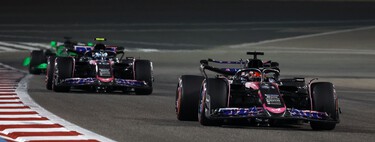 La tractorada de Alpine en Baréin. El equipo de Renault se ha convertido en el más lento de la F1, y han rodado cabezas 