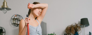 Una limpiadora me ha dicho que no usa amoniaco para fregar el suelo. Mezcla este ingrediente con agua tibia y va como la seda