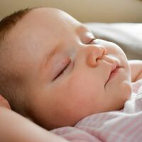 El sueño del bebé de los 0 a los 6 meses: así duerme los primeros meses de vida 