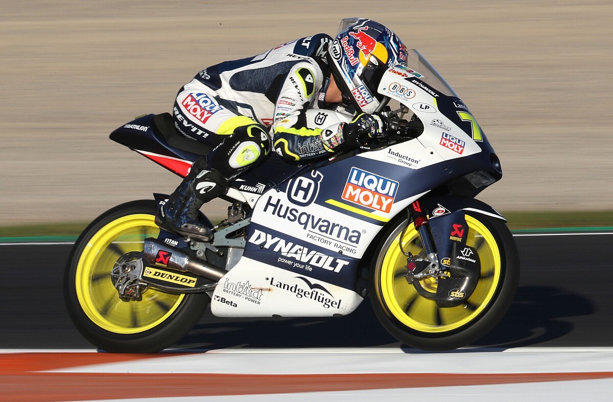 Ayumu Sasaki logra su primera victoria del año en Valencia para darle a Husqvarna el mundial de Moto3