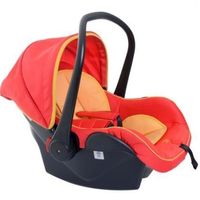 Lo estabas haciendo mal: una madre muestra cómo transportar fácilmente y sin molestias el maxicosi del coche