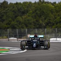 Lewis Hamilton y Mercedes abusan en Silverstone: pole position y un segundo de ventaja sobre el tercero
