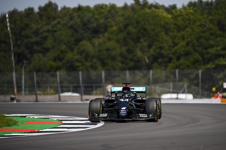 Lewis Hamilton y Mercedes abusan en Silverstone: pole position y un segundo de ventaja sobre el tercero