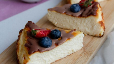 Cómo hacer cheesecake de plátano con 4 ingredientes: el postre más cremoso sin harina ni azúcar en freidora de aire