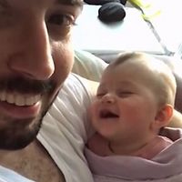 El vídeo viral más divertido de papás y bebés con el que morirás de ternura