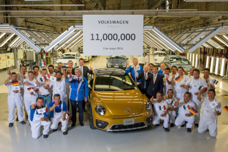 Volkswagen celebra la fabricación del auto No. 11,000,000 en su planta de Puebla