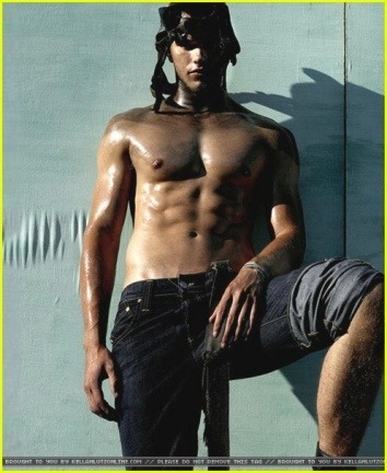 Kellan Lutz, más sexy que nunca, para Flaunt Magazine