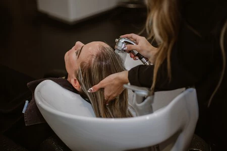 Los Peluqueros Y Expertos En Salud Capilar Coinciden La Crema Nivea Del Bote Azul Es Una Gran Aliada Para Cabellos Secos Pero No Para Los Grasos Los Cuales Acumulan Muchos Residuos