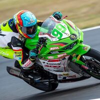 Adrián Huertas pone tierra de por medio en el mundial tras una victoria infartante en Magny-Cours