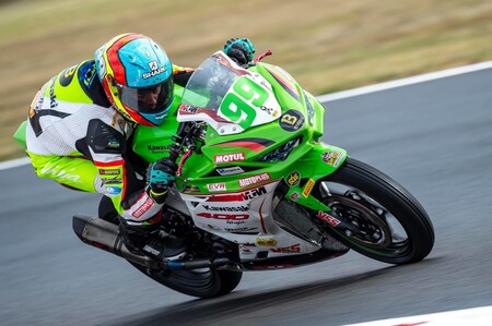 Adrián Huertas pone tierra de por medio en el mundial tras una victoria infartante en Magny-Cours