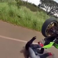 ¿Un frontflip, de pie? El cabezabuque te enseña lo que no debes hacer en carretera 