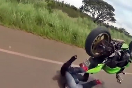¿Un frontflip, de pie? El cabezabuque te enseña lo que no debes hacer en carretera