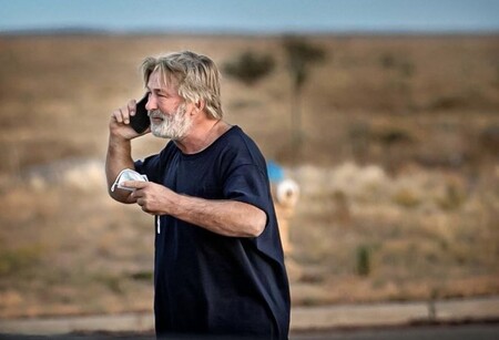 Alec Baldwin mata a la directora de fotografía de la película que estaba rodando: en la pistola había balas reales y no de fogueo