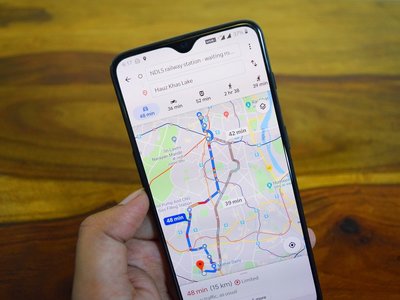 Este artista asegura haber creado un falso atasco en Google Maps con una carretilla cargada de móviles