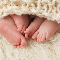 Nacen gemelos de embriones congelados hace más tiempo: 30 años, y la madre tiene solo tres años más 