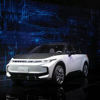 De fabricar iPhones a querer revolucionar la industria del automóvil: Foxconn desvela sus primeros coches eléctricos 