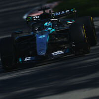 George Russell recupera el mando y accidente dulce de Fernando Alonso: golpe al muro pero mejor día del año 