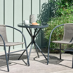 Jysk vende un conjunto de sillas y mesa perfecto para terrazas pequeñas que resistirá a la intemperie todo el año