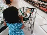 Moviendo el carrito de la compra como si fuera el bebé