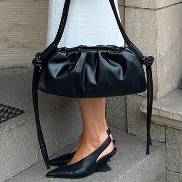 El bolso 'estilo empanadilla' que arrasa en la calle Serrano cuesta 90 euros, pero hay un clon de 19 euros en H&M