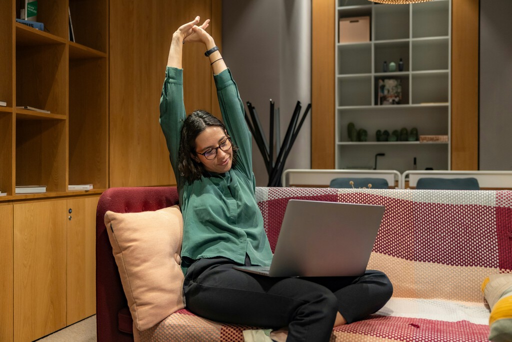 Por qué un día en la oficina puede ser mejor que una semana en casa: ventajas y desventajas del teletrabajo, según la psicología 