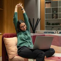 Por qué un día en la oficina puede ser mejor que una semana en casa: ventajas y desventajas del teletrabajo, según la psicología 