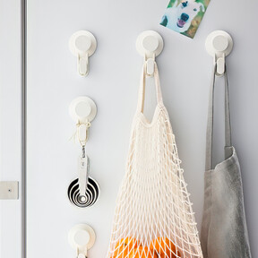 Ikea lanzó estos ganchos con ventosa para colgar trapos, y desde que los tengo en mi cocina, el desorden ya no es problema 