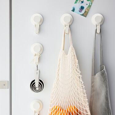 Ikea lanzó estos ganchos con ventosa para colgar trapos, y desde que los tengo en mi cocina, el desorden ya no es problema 
