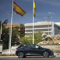 No sólo coches baratos: MG también quiere deportivos. El primero que llega a España es un compacto eléctrico de 430 CV