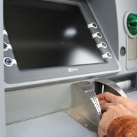Un cajero automático, un celular y dinero en efectivo: el mexicano que hackeó un banco para robar 123,000 pesos 