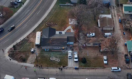 Un Dodge Callenger acaba en el tejado de una casa