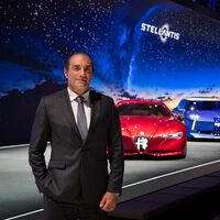 Antonio Filosa, CEO de Stellantis, a los afectados por el motor PureTech: "Me disculpo por los problemas del pasado" 