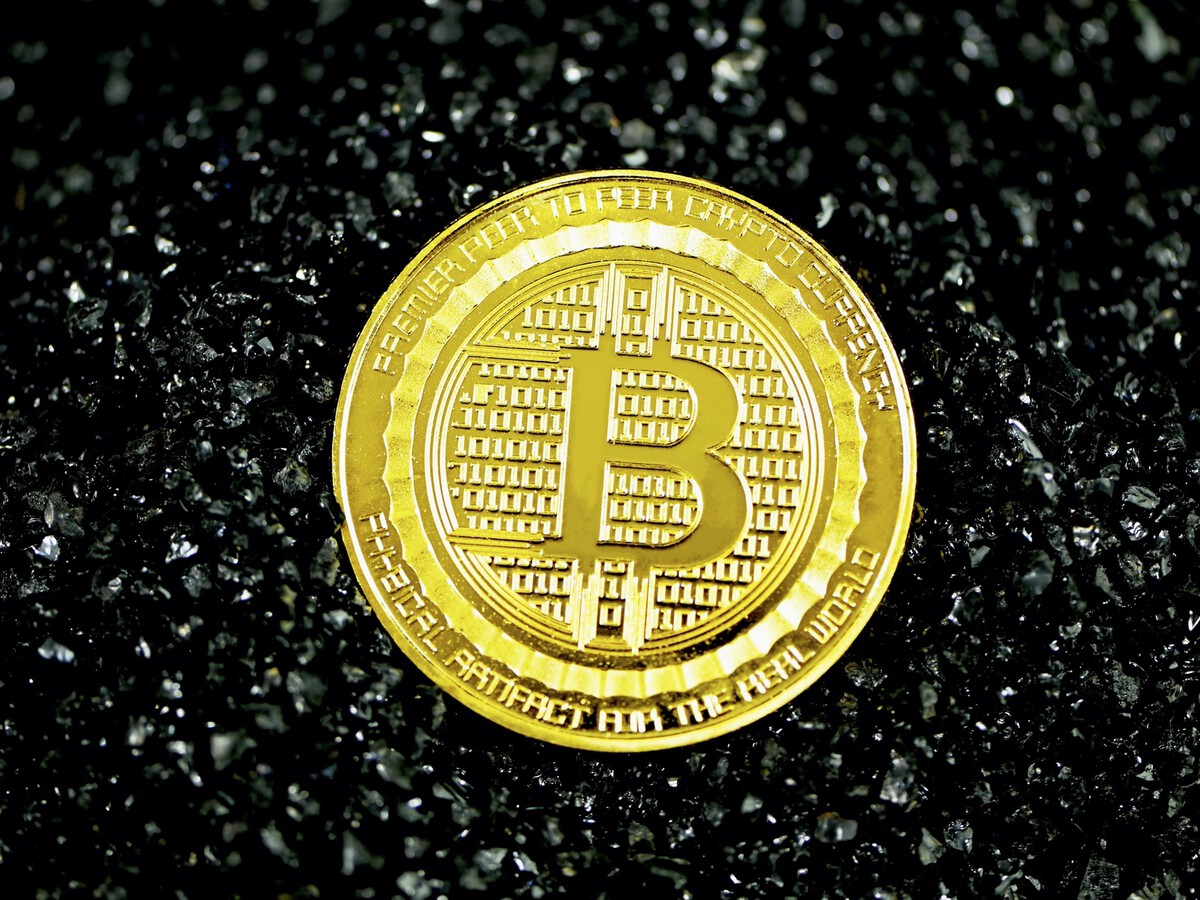 Bitcoin se desploma: por qué ha perdido la mitad de su valor en los últimos  seis meses