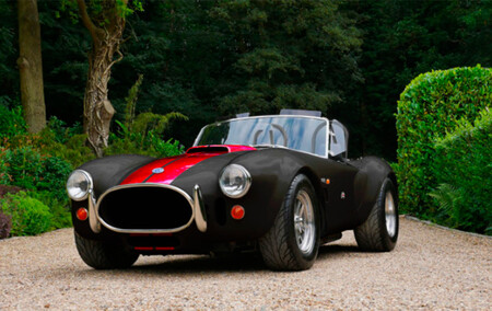 ¿Sacrilegio o genialidad? El delicioso AC Cobra se ha convertido en un deportivo eléctrico de 625 CV