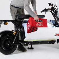Alguien ha creado un patinete eléctrico con maletero para meter cervezas. Llega a los 70 km/h y vale como una Honda CBR650R