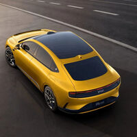 Tamaño de Camry y “diseño de tiburón”: un nuevo sedán híbrido nace de la marca menos pensada