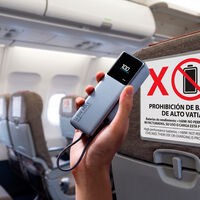 Ya es oficial: usar una batería portátil en el avión ya no está permitido, así que más vale que te subas con autonomía de sobra