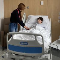 Acompañar y dar cariño a los niños hospitalizados que están sin su familia: así trabaja la asociación 'Mamás en Acción'