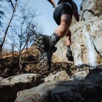 Salomon se despide de las rebajas con uno de sus iconos: sus zapatillas Speedcross para senderistas a casi mitad de precio  