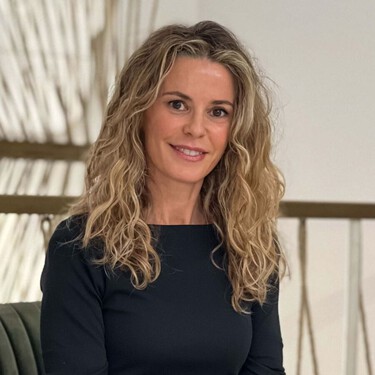 Rosi Fernández, peluquera: "Si tienes canas y no quieres teñirte con frecuencia, puedes recurrir a productos cubre canas temporales"