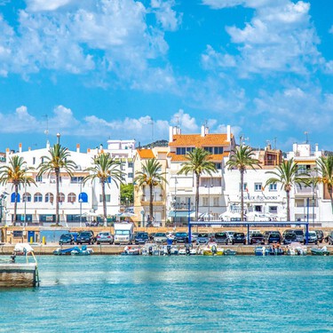 El paraíso de Cataluña perfecto para apurar el verano sin salir de España: un pueblo pesquero con ambiente tradicional