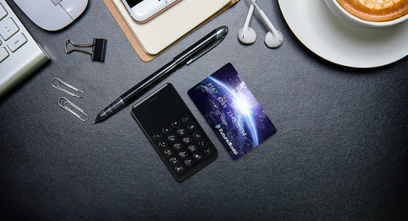 No es una calculadora: el NichePhone-S es un minimóvil Android del tamaño de una tarjeta de crédito