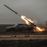 Zambombazos a los rusos con un BMW Serie 7 lanzacohetes. La última idea de Ucrania para defenderse en el campo de batalla